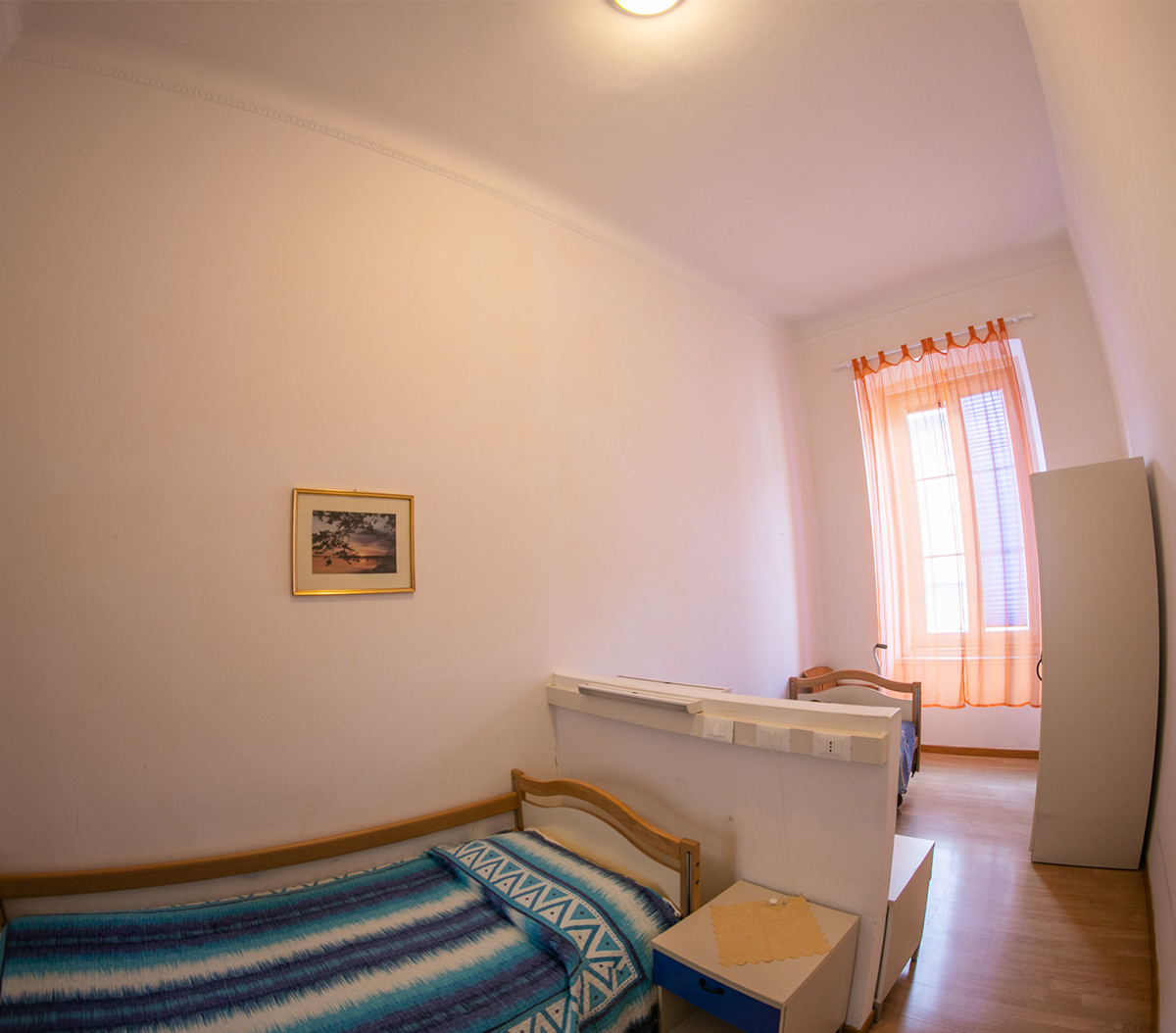 Camera doppia con letti assistenziali e finestre luminose