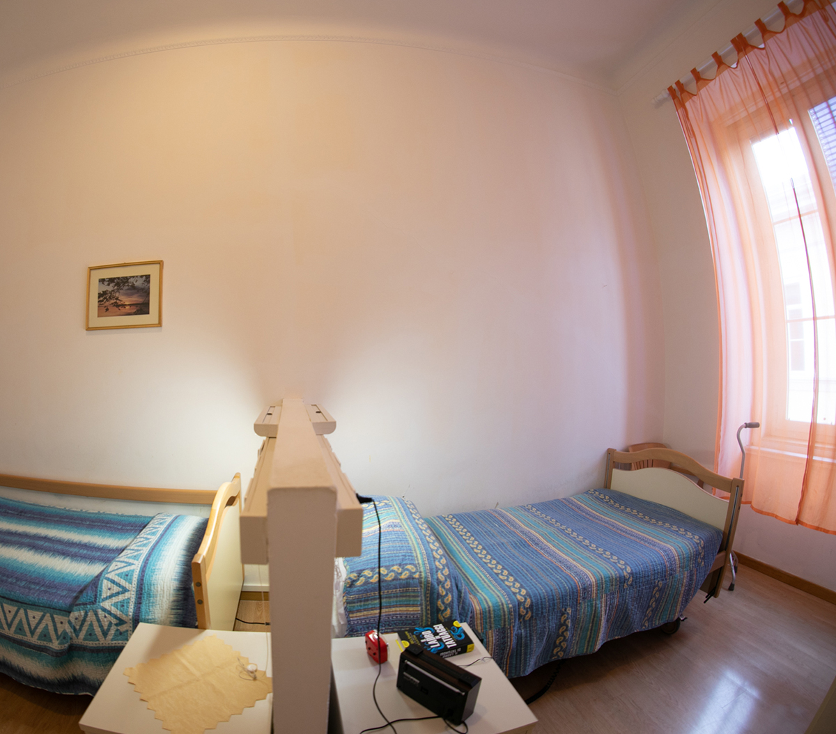 Camera a più letti con tende arancioni